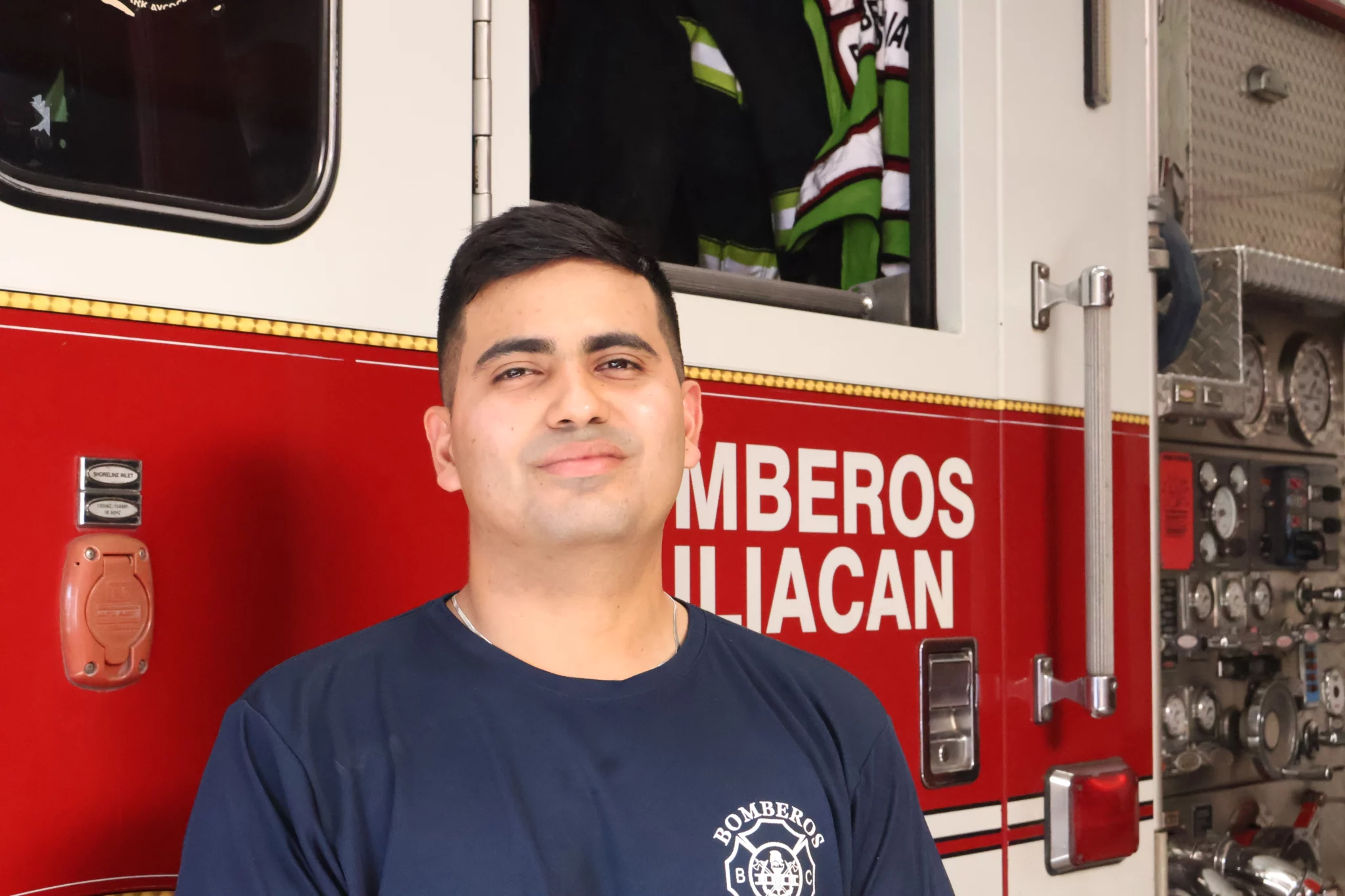 Iván Aguilar, sargento primero de Bomberos de Culiacán, relata cómo vive la Navidad en guardia, lejos de su familia y entre emergencias constantes.