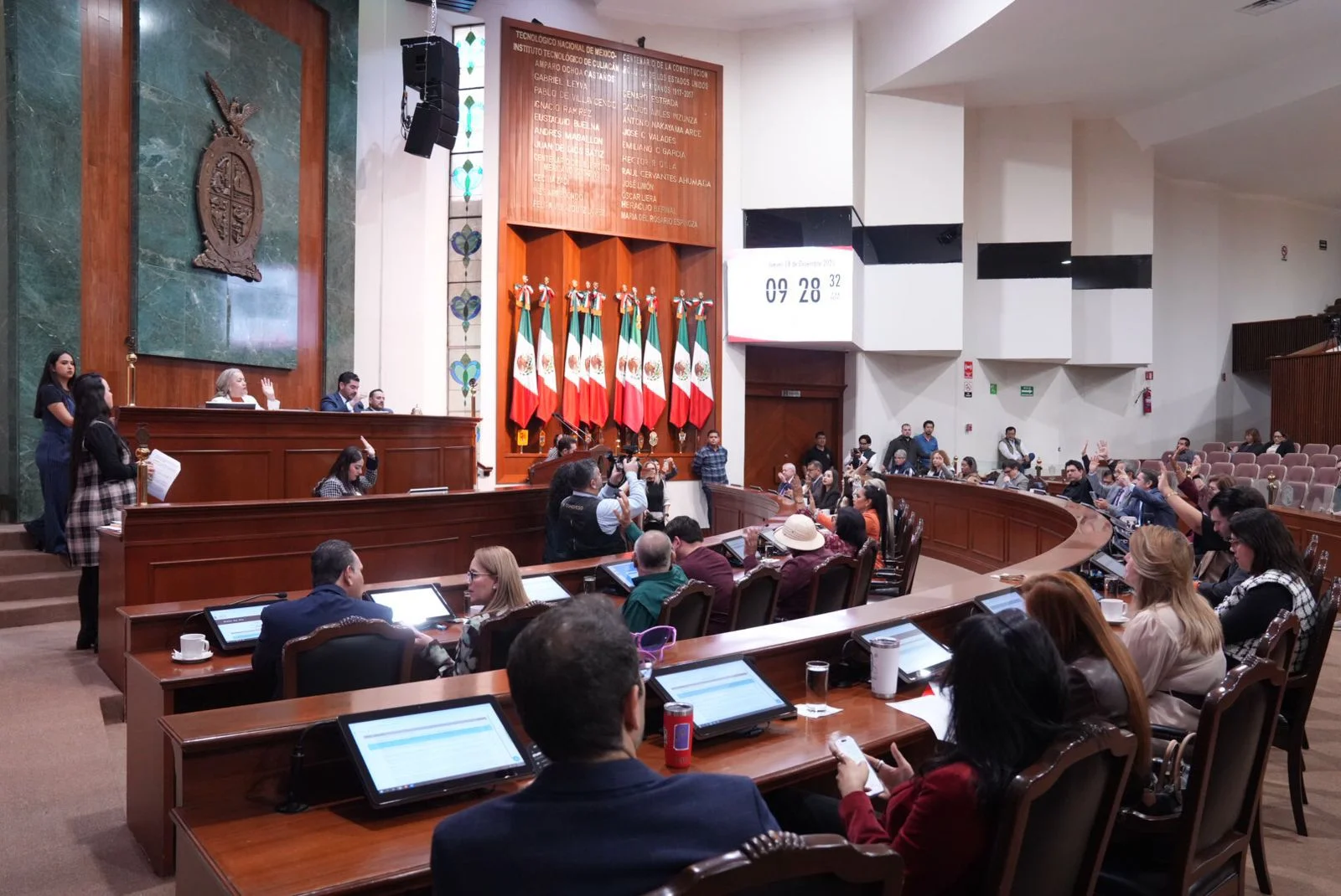 Diputados del Congreso de Sinaloa votando para la desaparición de la CEAIP.