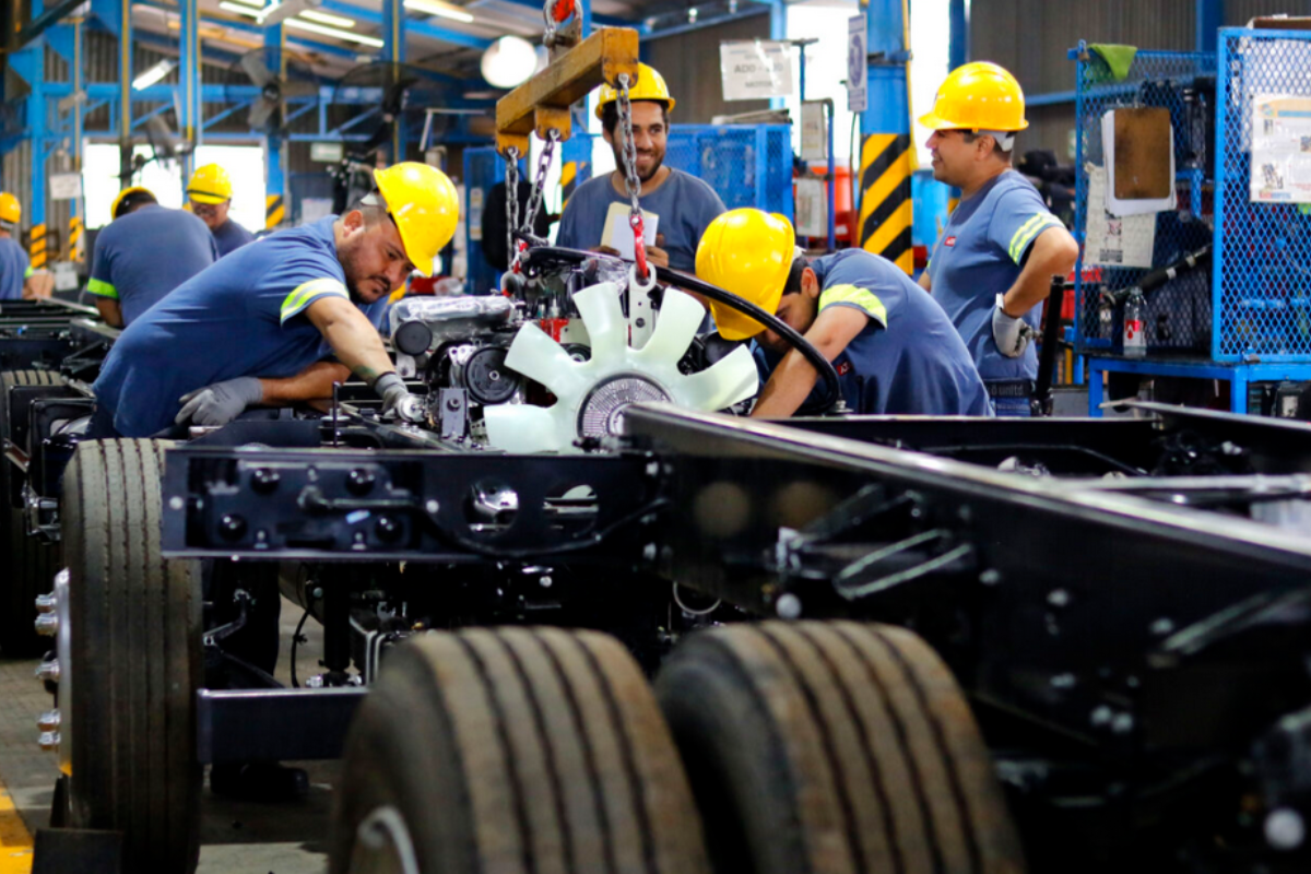 El INEGI reporta contracción en la manufactura mexicana; factores globales y locales, como nuevas políticas arancelarias y reformas internas, frenan la actividad industrial.