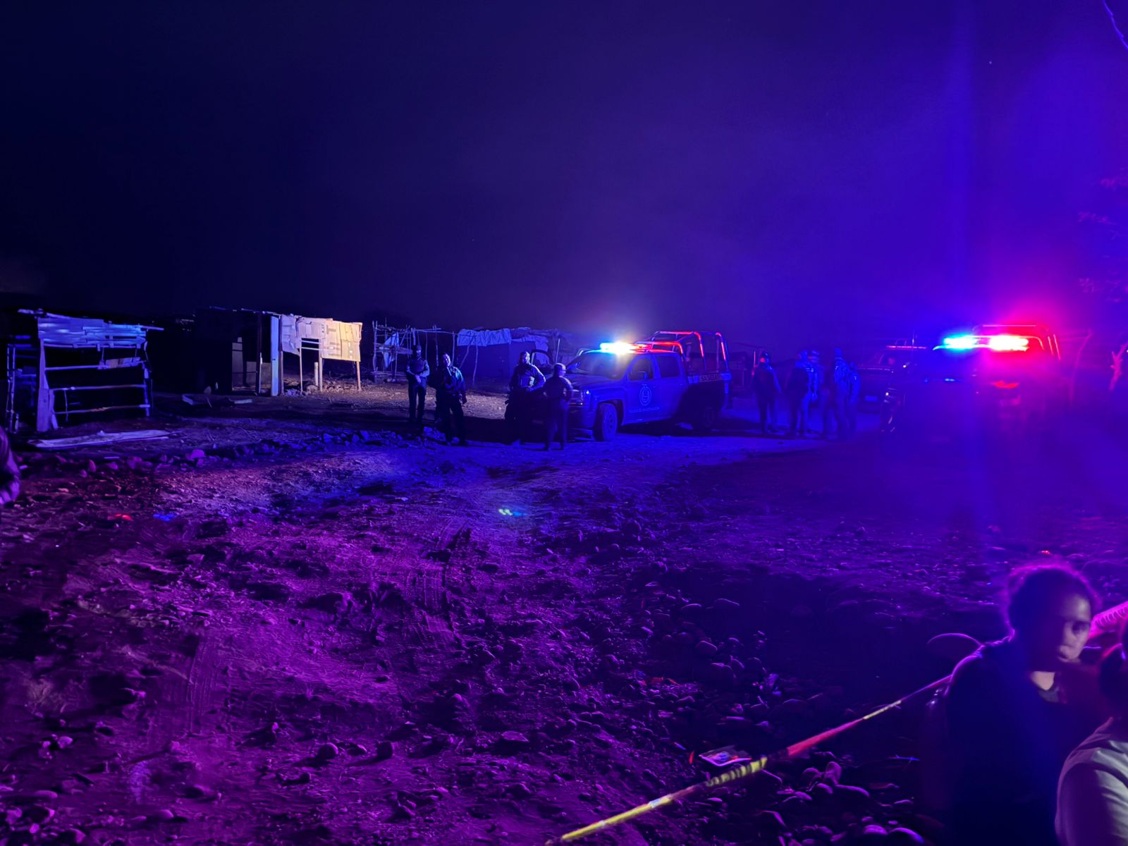 La Policía de Investigación de Sinaloa desalojó a más de 150 personas desplazadas que se instalaron en un predio a la espera de tener un nuevo lugar para vivir.