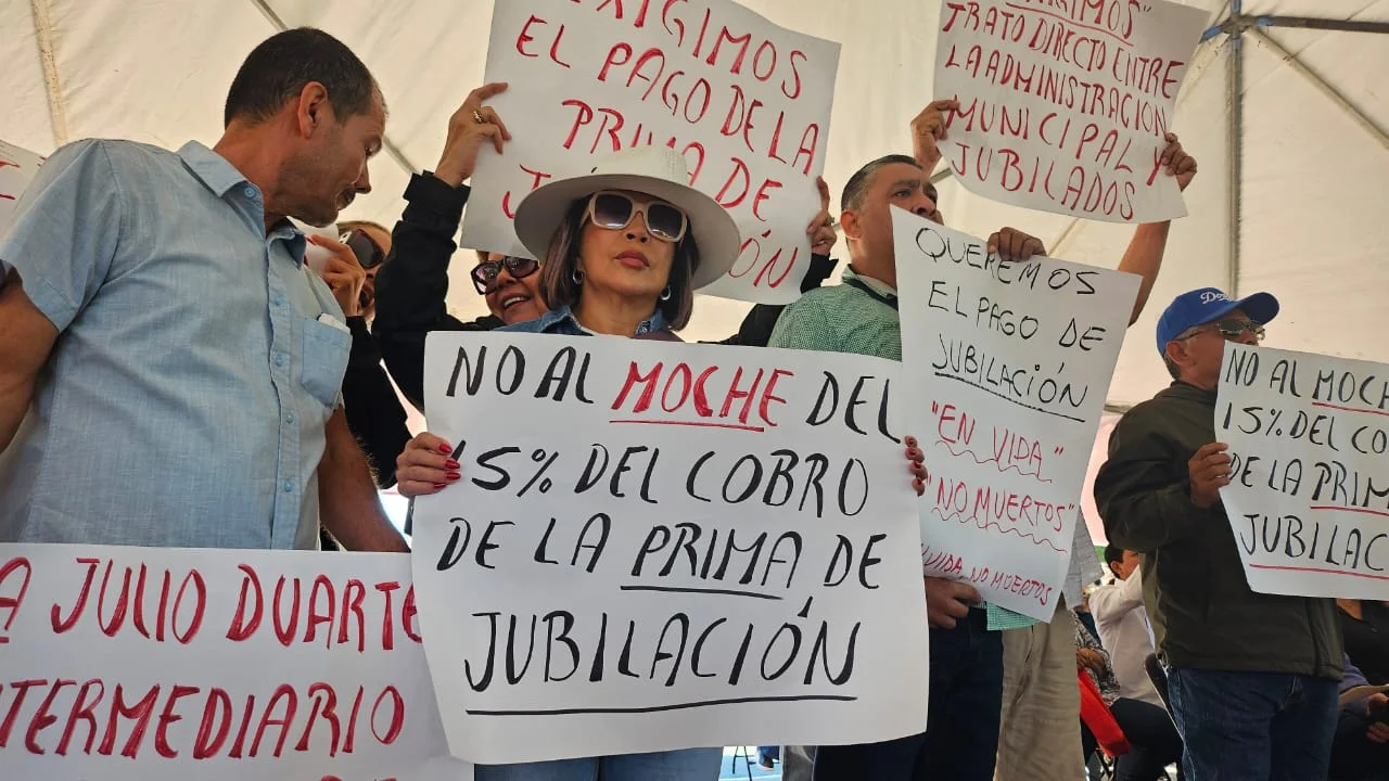 Personas-manifestantes-sosteniendo-pancartas