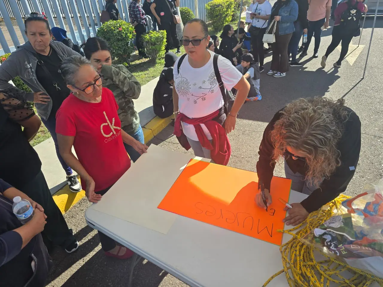 Un colectivo rural tomó el Congreso de Sinaloa para demandar que el presupuesto 2025 incluya apoyos para mujeres, sorgueros de temporal y seguro catastrófico.