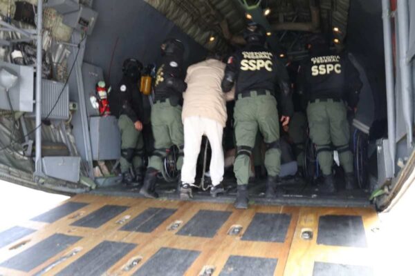 Entrega-de-capos-de-Mexico-a-EU-600x400