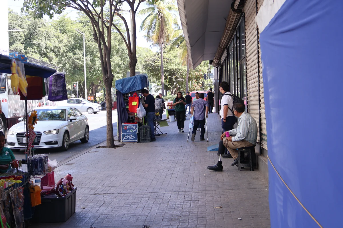 Locatarios del Primer Cuadro de Culiacán denuncian omisión del gobierno municipal ante la proliferación de vendedores ambulantes y la pérdida de hasta 40% de sus ventas.