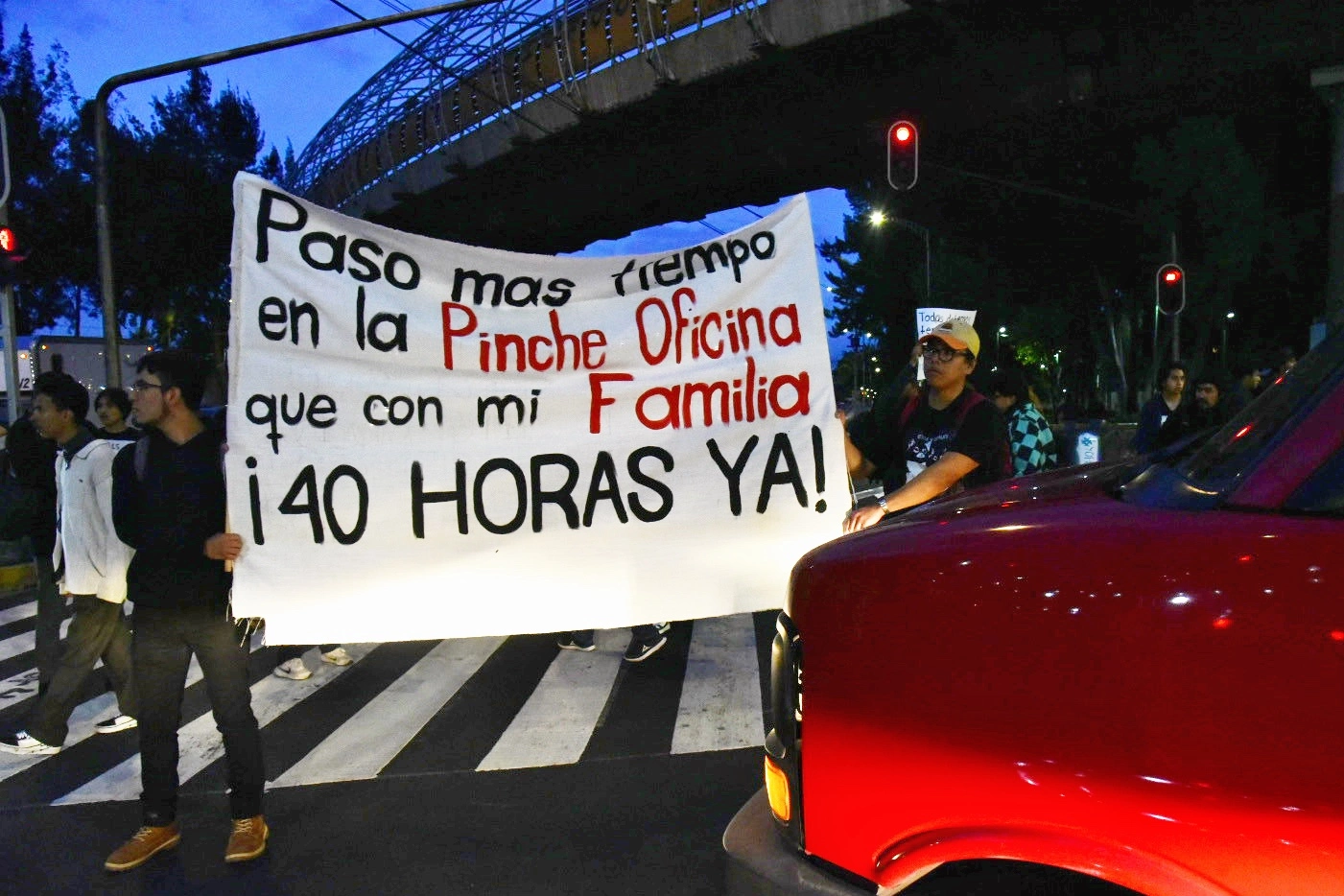 El Senado aprobó la reducción gradual de la jornada laboral a 40 horas para 2030, pero mantuvo un solo día de descanso semanal y modificó el pago de horas extra.