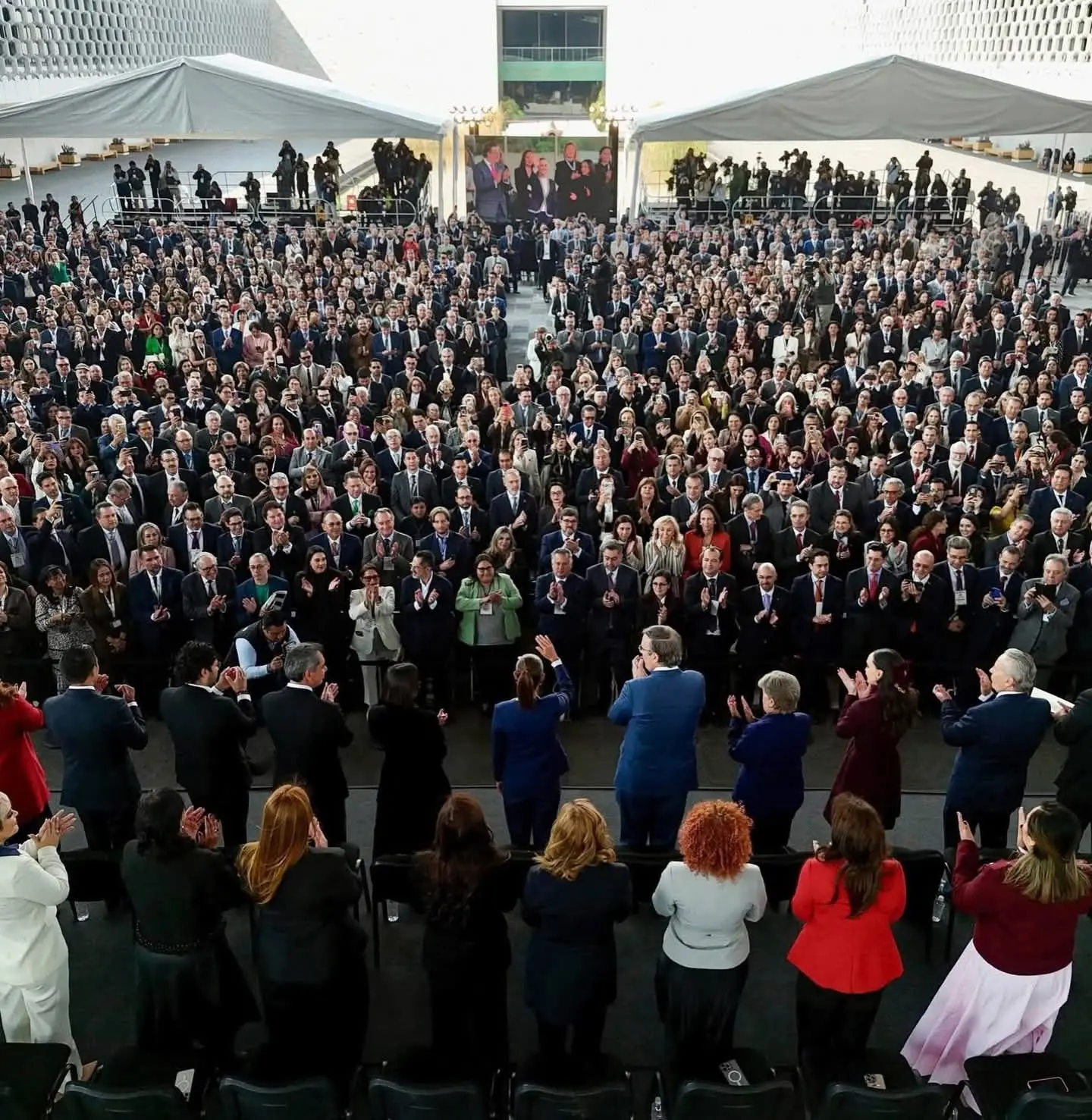 Guadalupe Zavala participa en reunión nacional de inversiones mientras su gestión en Canaco Culiacán enfrenta críticas por la crisis de seguridad.