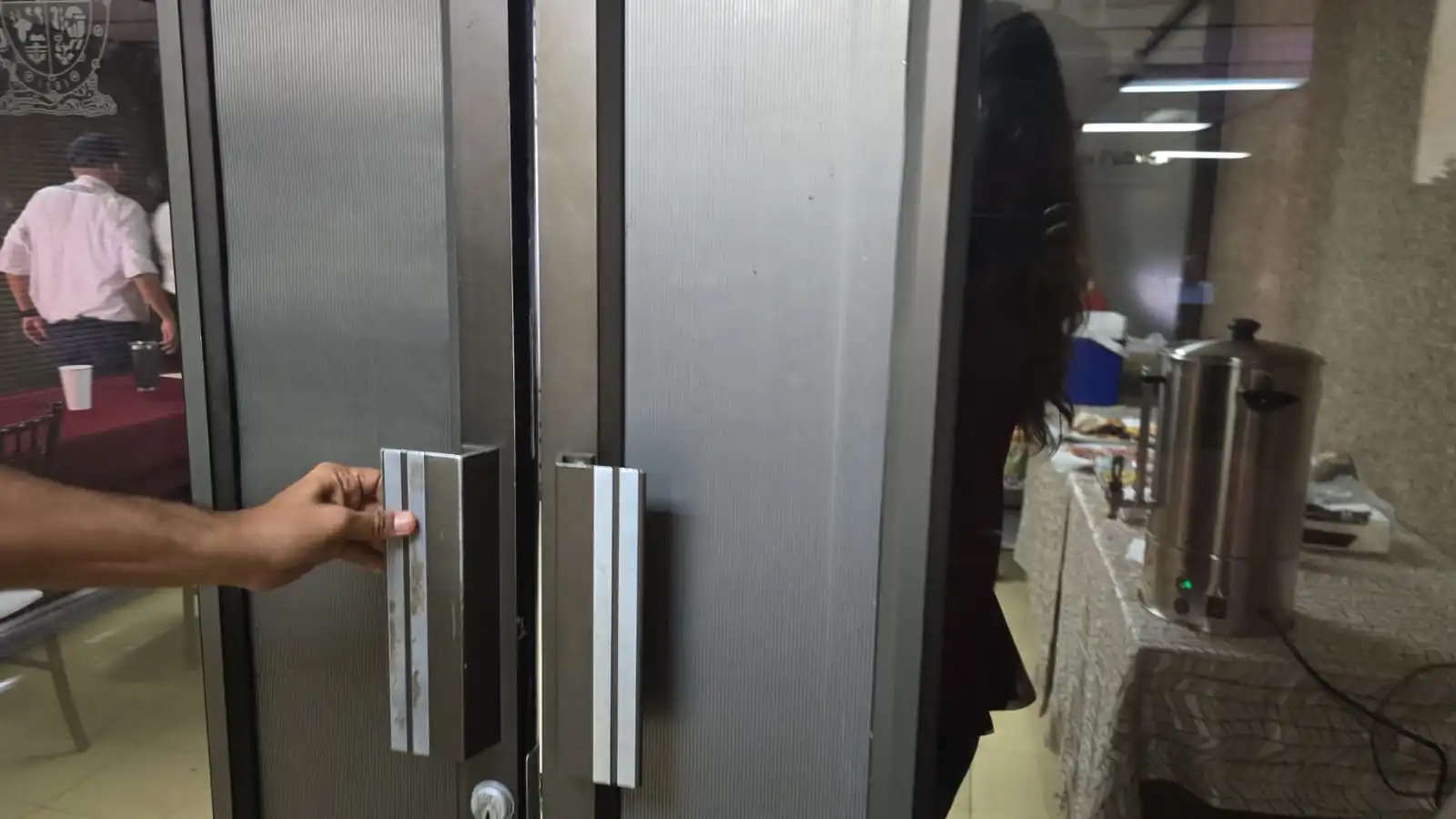 En la conferencia de Rubén Rocha, manifestantes del Conalep gritaron desde el exterior del auditorio; el gobernador abordó el tema hasta la ronda de preguntas.