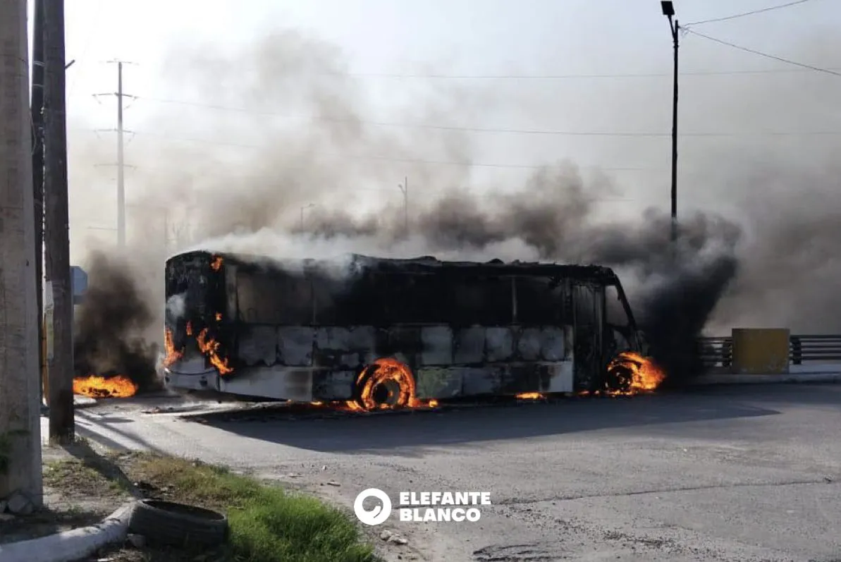 Autobús incendiado durante narcobloqueos en Tamaulipas; fuego y humo bloquean una vialidad