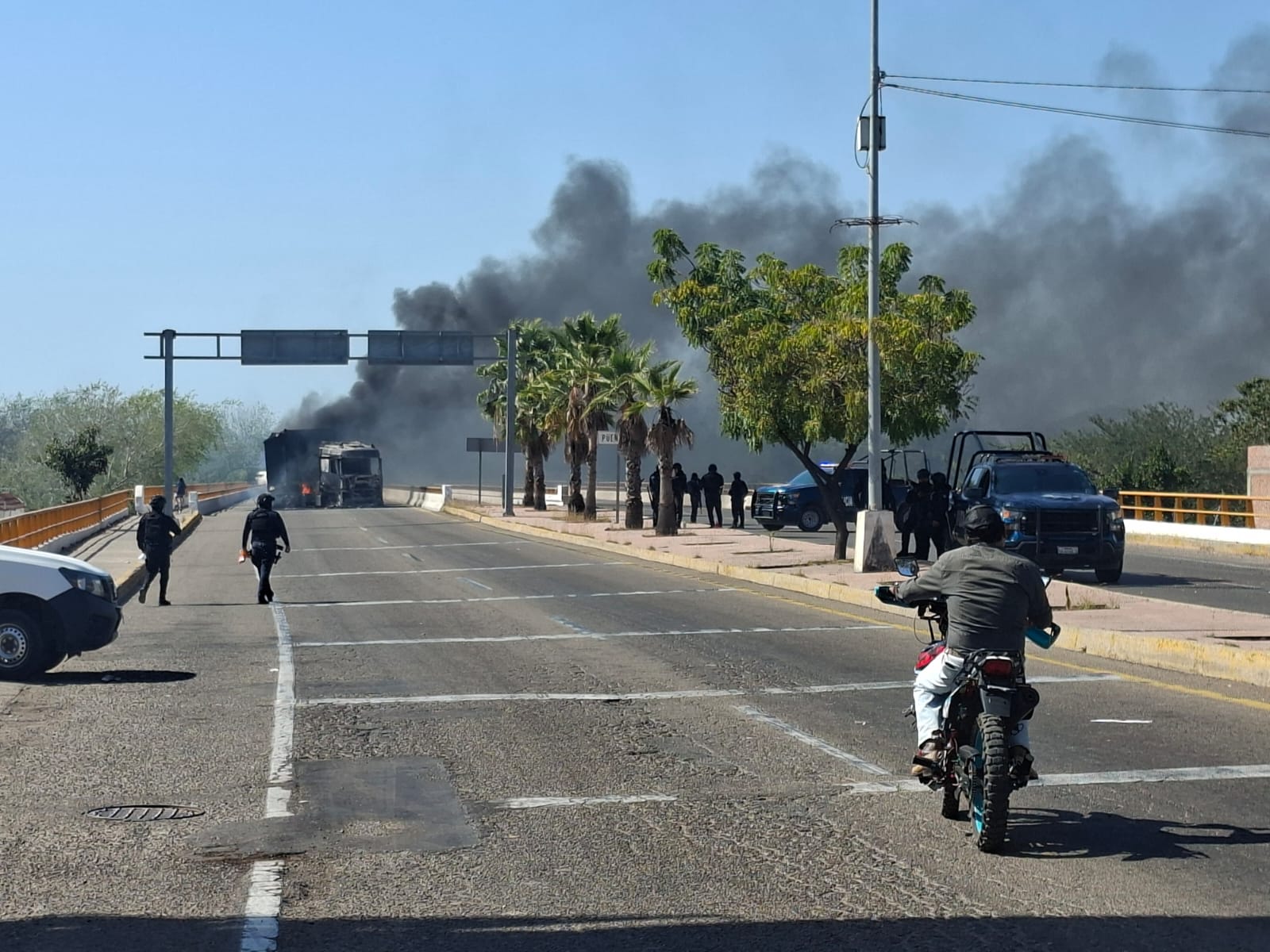 Luego del abatimiento de “El Mencho”, fuerzas militares desplegaron el “Operativo Escudo” en Sinaloa. En el sur del estado se reportaron bloqueos carreteros y cierre de planteles.